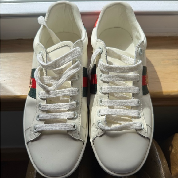 Gucci White and Red Sneakers with Signature Style - Picture 3 of 7